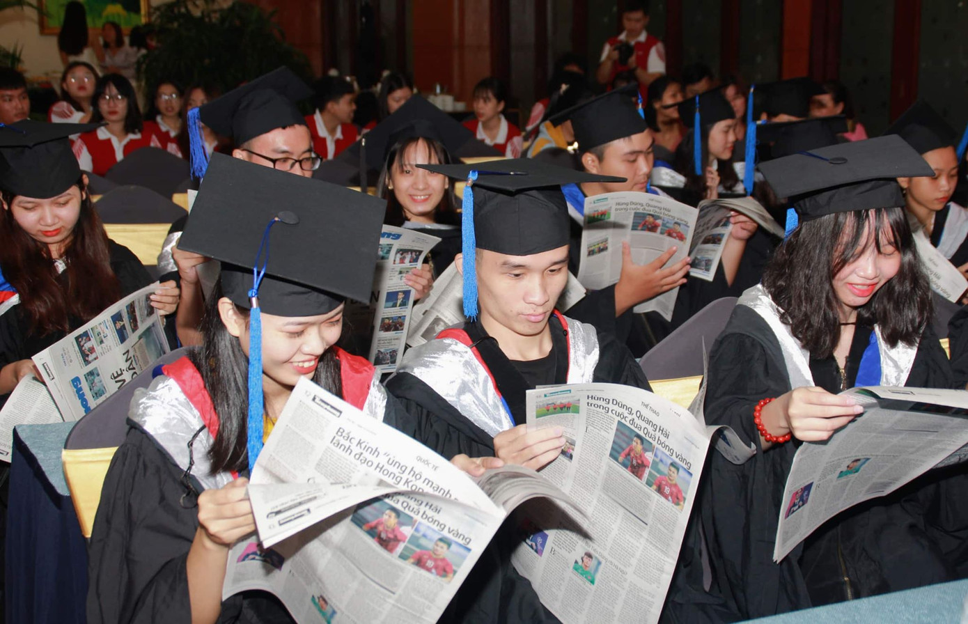 Sáng nay, 50 tân thủ khoa nhận học bổng 'Nâng bước thủ khoa' ảnh 15