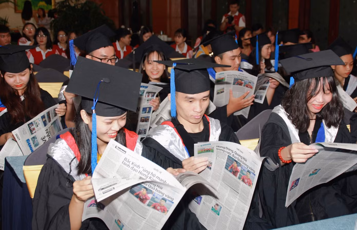 Sáng nay, 50 tân thủ khoa nhận học bổng 'Nâng bước thủ khoa' ảnh 15