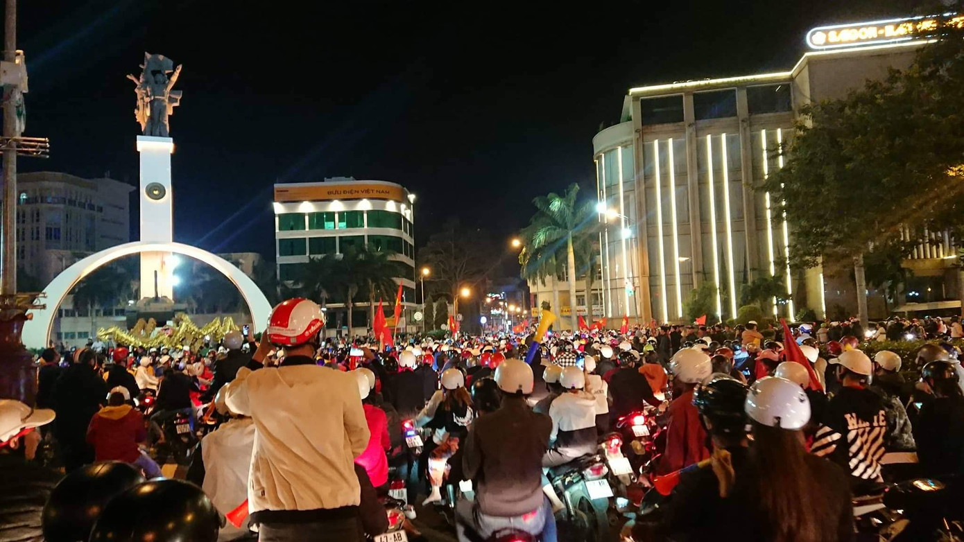 Triệu người xuống đường, phố phường rợp cờ ăn mừng U22 Việt Nam vô địch ảnh 26