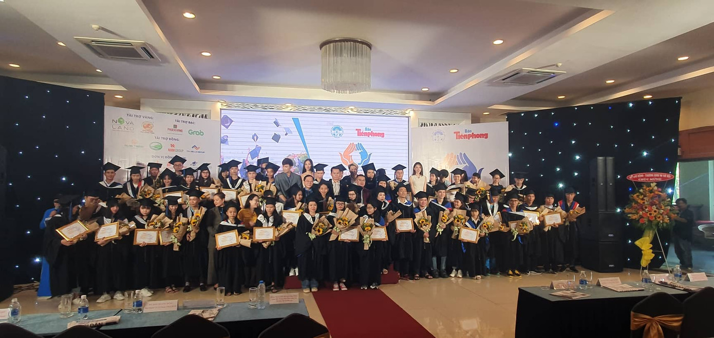 Sáng nay, 50 tân thủ khoa nhận học bổng 'Nâng bước thủ khoa' ảnh 1