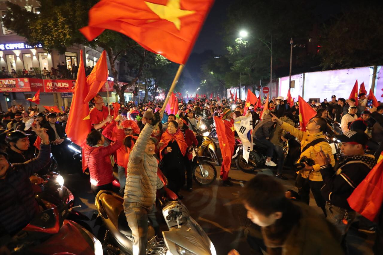 Triệu người xuống đường, phố phường rợp cờ ăn mừng U22 Việt Nam vô địch ảnh 3