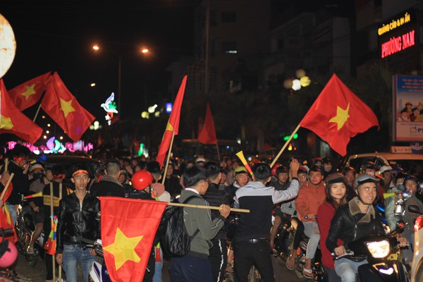 Triệu người xuống đường, phố phường rợp cờ ăn mừng U22 Việt Nam vô địch ảnh 14
