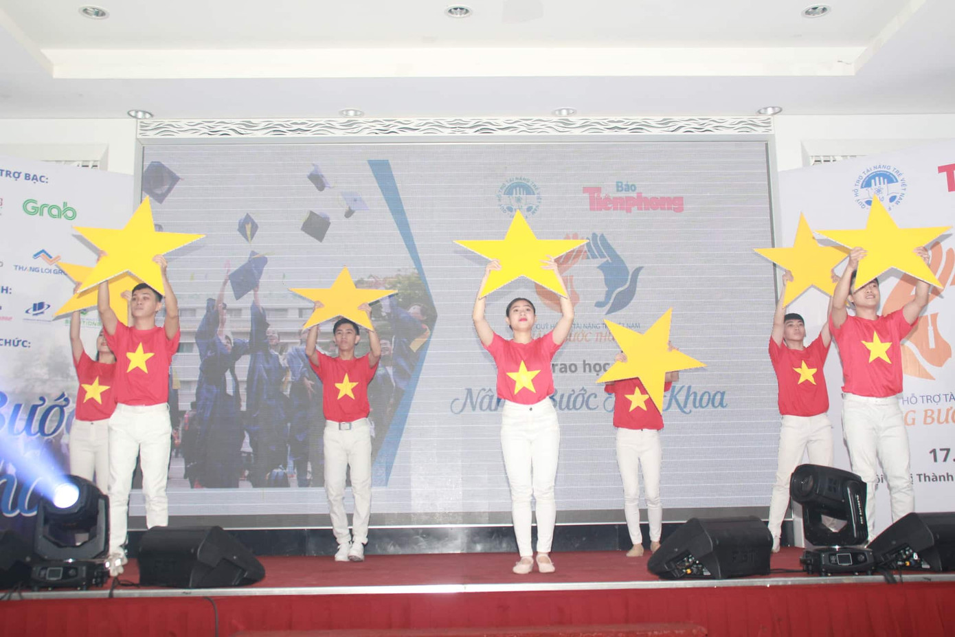 Sáng nay, 50 tân thủ khoa nhận học bổng 'Nâng bước thủ khoa' ảnh 25