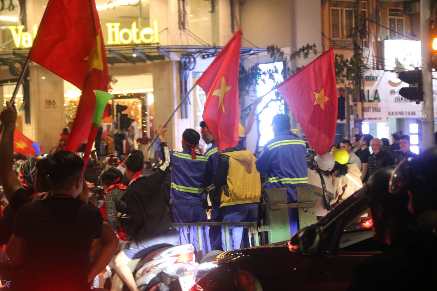 Triệu người xuống đường, phố phường rợp cờ ăn mừng U22 Việt Nam vô địch ảnh 20