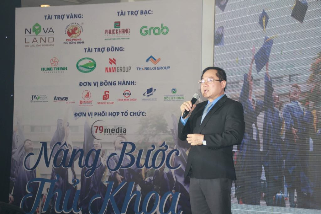 Sáng nay, 50 tân thủ khoa nhận học bổng 'Nâng bước thủ khoa' ảnh 20