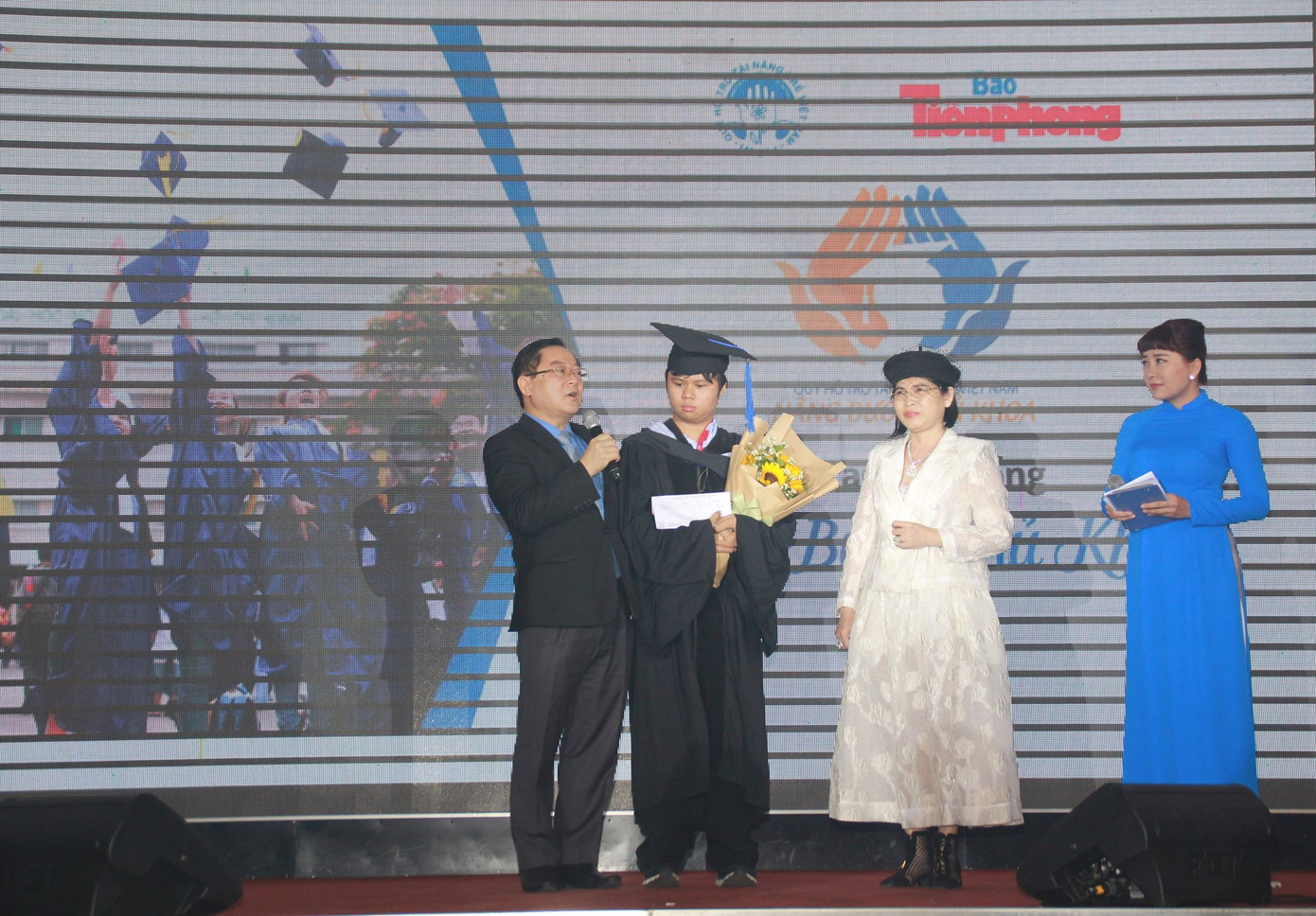 Sáng nay, 50 tân thủ khoa nhận học bổng 'Nâng bước thủ khoa' ảnh 11