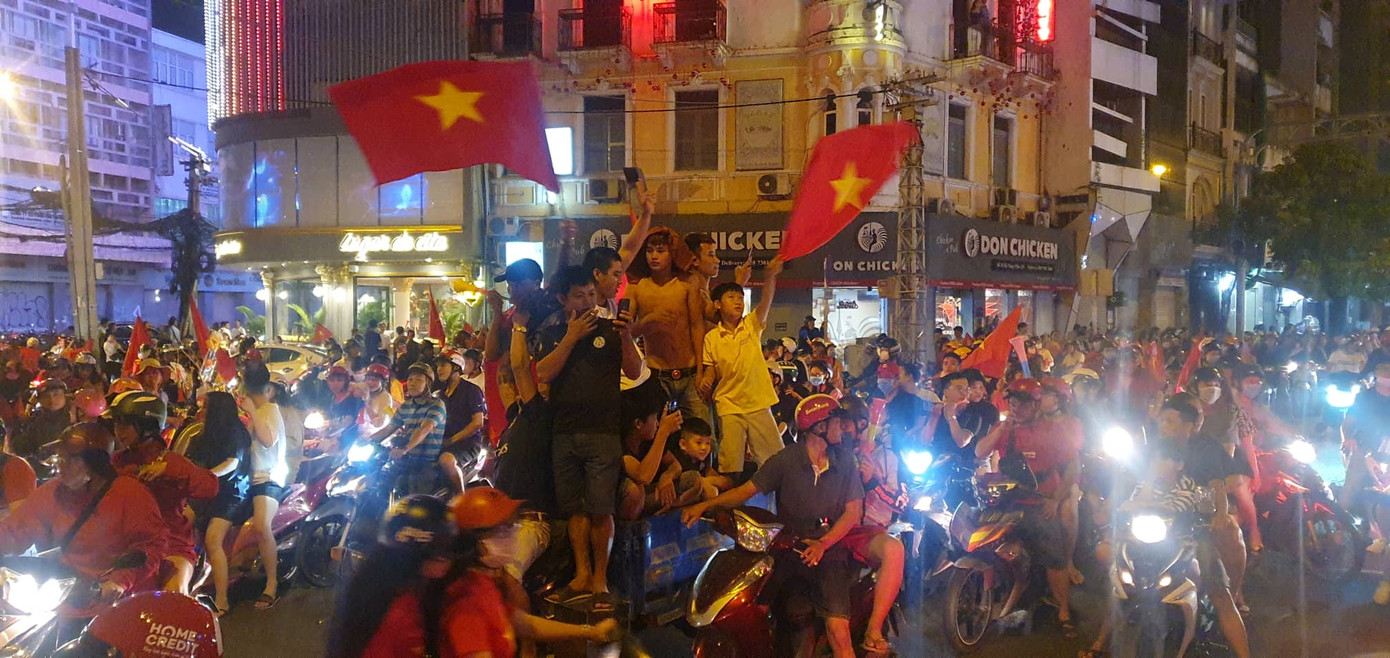 Triệu người xuống đường, phố phường rợp cờ ăn mừng U22 Việt Nam vô địch ảnh 8