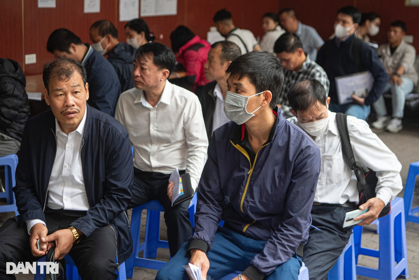 Ngay từ 8h sáng, người dân đã ngồi kín sân của Phòng Quản lý phương tiện giao thông, Sở Giao thông vận tải Hà Nội. Sau hơn một tiếng chờ đợi, anh Nguyễn Thanh Cao (38 tuổi, trú quận Bắc Từ Liêm, Hà Nội) đã lấy được số thứ tự.