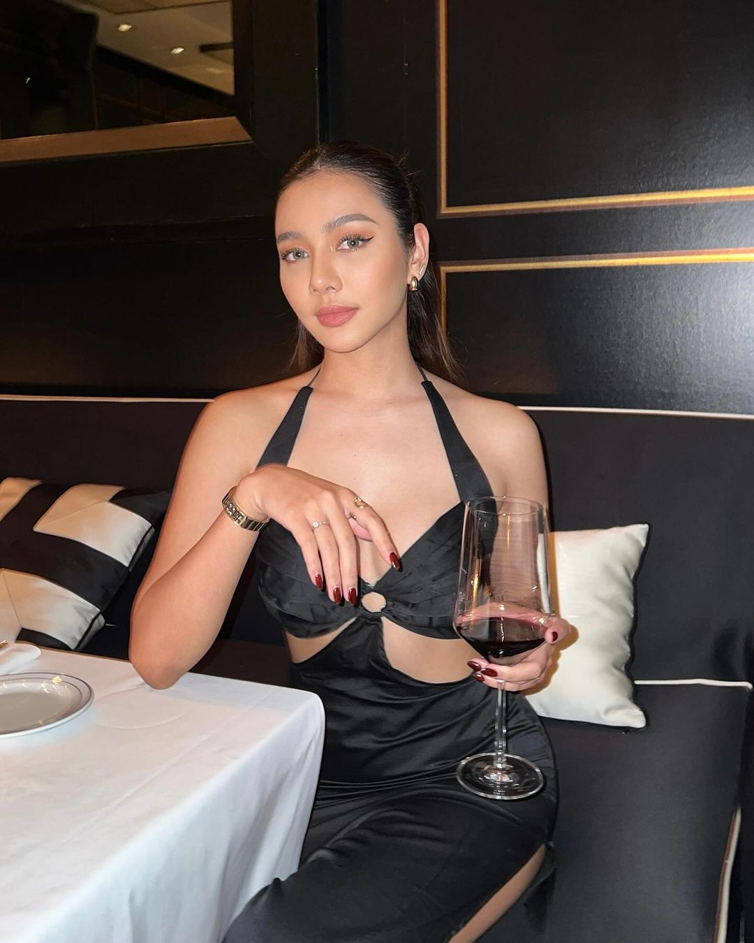 Năm ngoái, Hoa hậu Thái Lan 2023 Karn Chonnikarn Supittayaporn được cử tham dự Miss Global 2023 tổ chức tại Việt Nam. Chung cuộc, cô giành ngôi Á hậu 2. Việc cô không được thi Hoa hậu Thế giới gây tranh cãi vì trước đó các Hoa hậu Thái Lan thường được cử tham dự Hoa hậu Thế giới, trong khi đó Miss Global được xem là cuộc thi sinh sau đẻ muộn và ít danh tiếng.