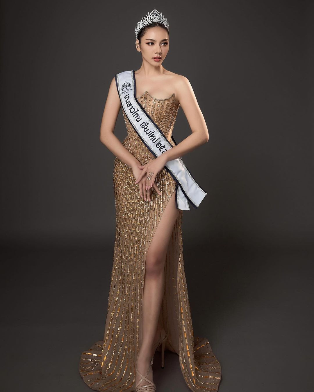 Dinsorsee Kernjinda có nhan sắc thanh lịch, yêu kiều. Trước đây, cuộc thi Miss Thailand nắm bản quyền Hoa hậu Thế giới nên ban tổ chức thường chọn những người đẹp tri thức có vẻ đẹp trong trẻo để cử đến đấu trường Miss World.