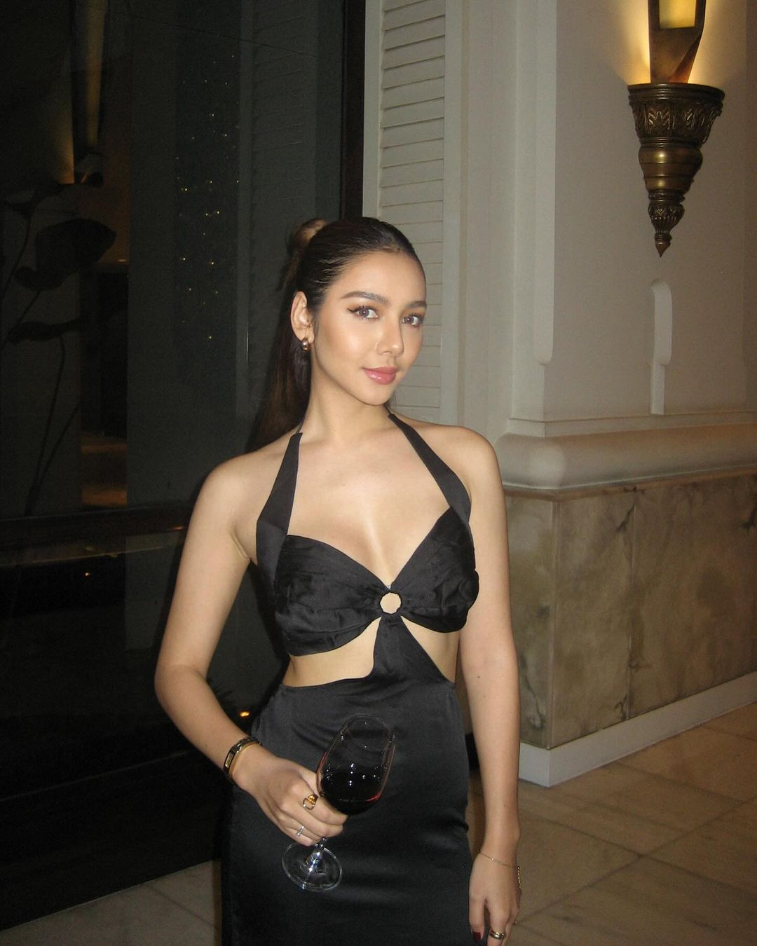 Năm ngoái, Hoa hậu Thái Lan 2023 Karn Chonnikarn Supittayaporn được cử tham dự Miss Global 2023 tổ chức tại Việt Nam. Chung cuộc, cô giành ngôi Á hậu 2. Việc cô không được thi Hoa hậu Thế giới gây tranh cãi vì trước đó các Hoa hậu Thái Lan thường được cử tham dự Hoa hậu Thế giới, trong khi đó Miss Global được xem là cuộc thi sinh sau đẻ muộn và ít danh tiếng.