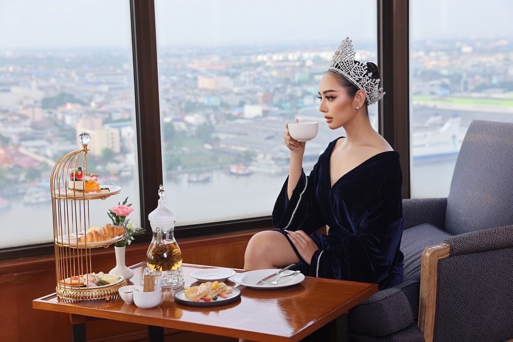 Tân Hoa hậu Thái Lan năm nay 26 tuổi, đến từ Chiang Mai, là người mẫu.