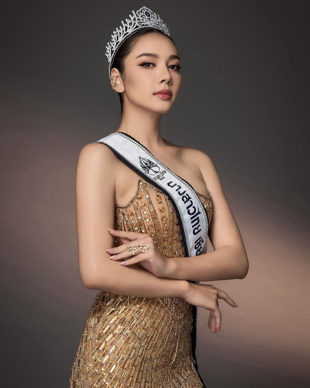 Dinsorsee Kernjinda có nhan sắc thanh lịch, yêu kiều. Trước đây, cuộc thi Miss Thailand nắm bản quyền Hoa hậu Thế giới nên ban tổ chức thường chọn những người đẹp tri thức có vẻ đẹp trong trẻo để cử đến đấu trường Miss World.