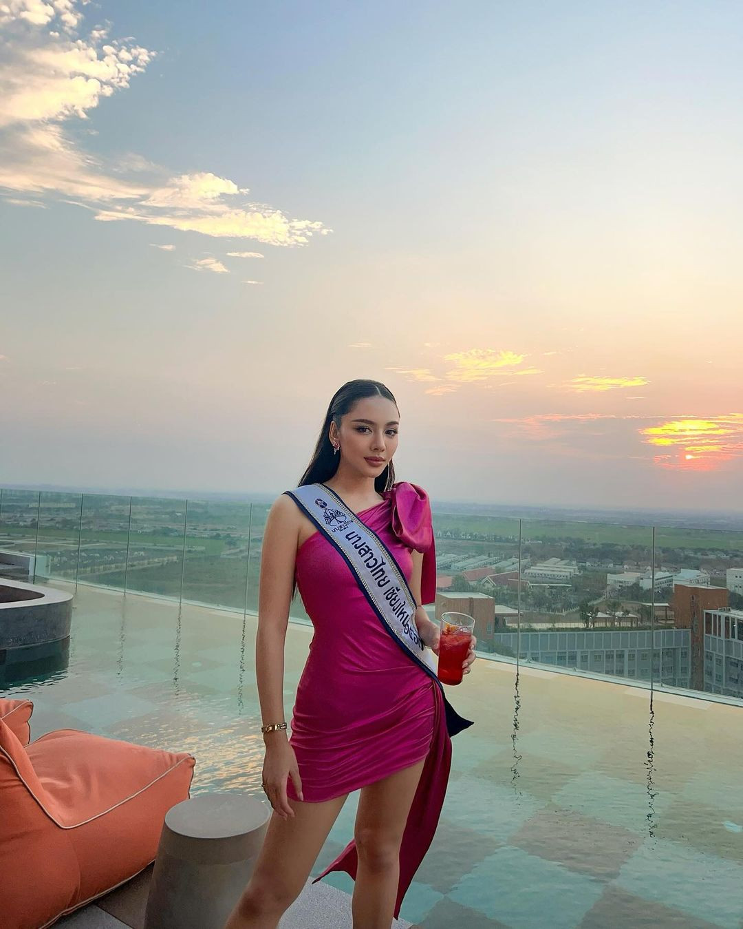 Giành ngôi vị Hoa hậu Thái Lan 2024, Dinsorsee Kernjinda sẽ có cơ hội đại diện Thái Lan tham dự Hoa hậu Toàn cầu - Miss Global 2024 hoặc Hoa hậu Sắc đẹp Quốc tế - Miss Charm 2024.