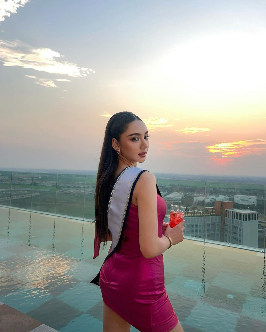 Giành ngôi vị Hoa hậu Thái Lan 2024, Dinsorsee Kernjinda sẽ có cơ hội đại diện Thái Lan tham dự Hoa hậu Toàn cầu - Miss Global 2024 hoặc Hoa hậu Sắc đẹp Quốc tế - Miss Charm 2024.