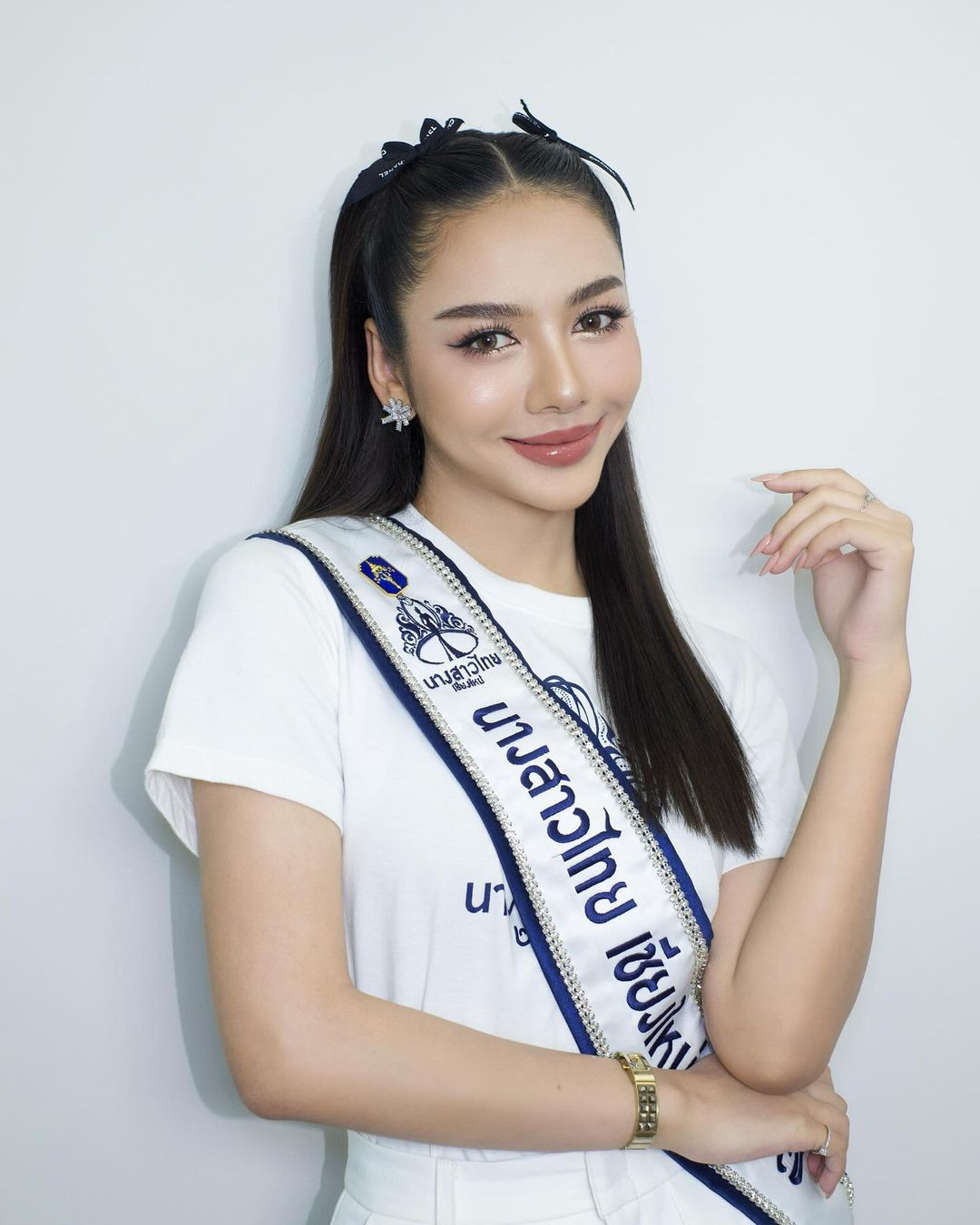 Dinsorsee Kernjinda từng học chuyên ngành Điêu khắc tại Khoa Mỹ thuật, Đại học Chiang Mai.