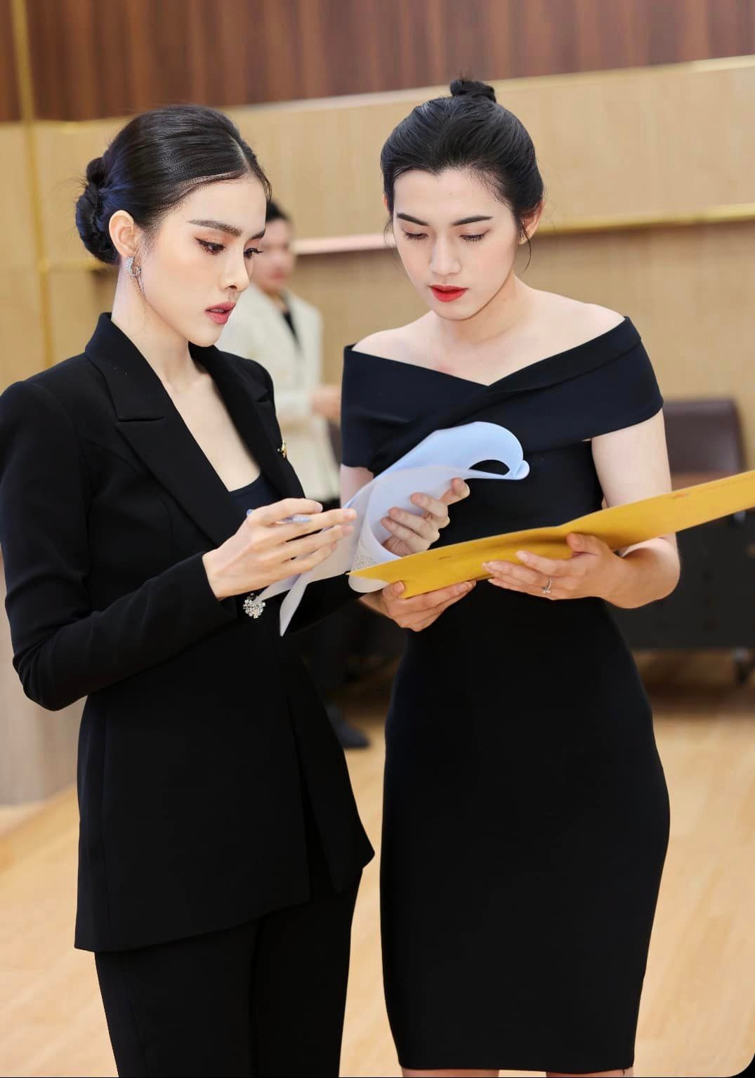 Người đẹp đang theo đuổi công việc MC. Cô thường dẫn chương trình cho các sự kiện của đại học nơi mình đang theo học.