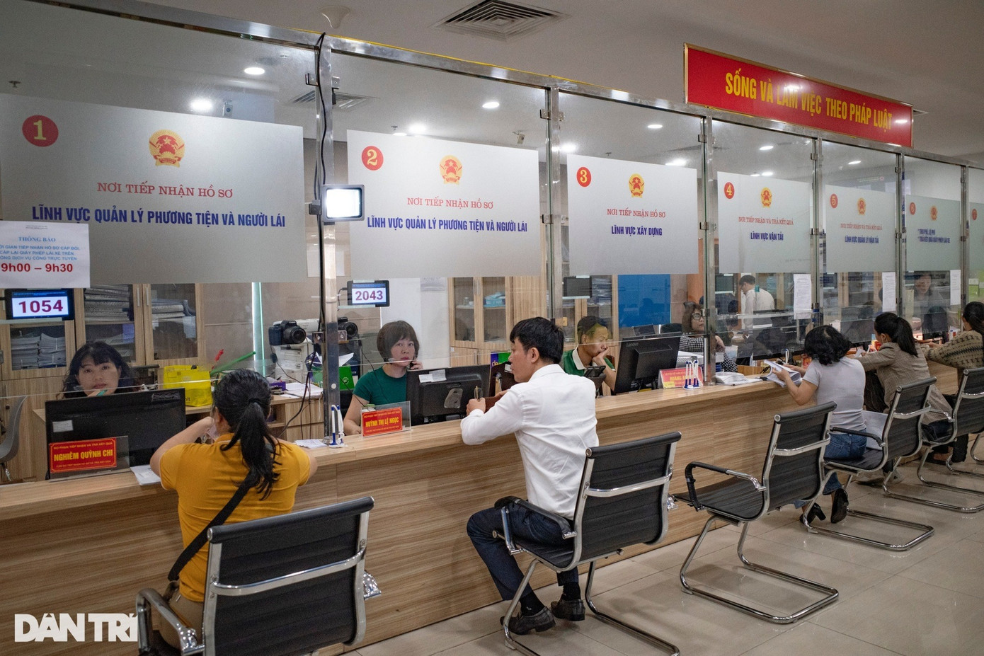 Cũng trong sáng nay, tại bộ phận một cửa của Sở Giao thông vận tải Hà Nội tại số 258 Võ Chí Công (quận Tây Hồ) có hàng chục người dân đến để thực hiện thủ tục đổi GPLX ô tô, xe máy.