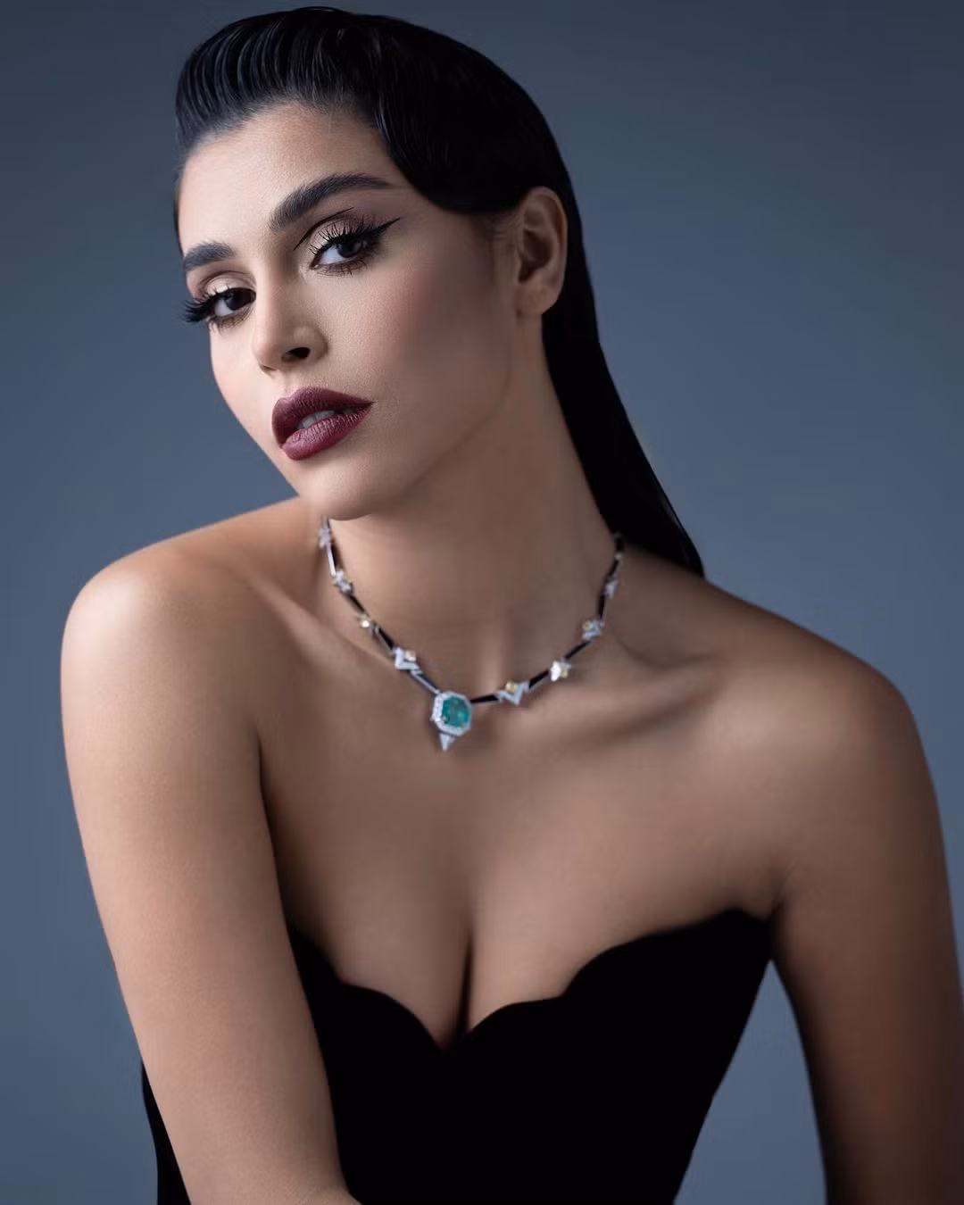 Đại diện châu Á duy nhất vào top 5 phần thi Head to Head Challenge là người đẹp Lebanon - Yasmina Zaytoun. Cô từng đăng quang danh hiệu Miss Lebanon 2022. Người đẹp 21 tuổi, cao 1,68 m, là sinh viên ngành báo chí.