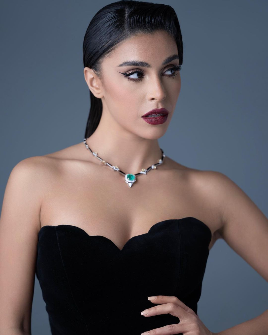 Đại diện châu Á duy nhất vào top 5 phần thi Head to Head Challenge là người đẹp Lebanon - Yasmina Zaytoun. Cô từng đăng quang danh hiệu Miss Lebanon 2022. Người đẹp 21 tuổi, cao 1,68 m, là sinh viên ngành báo chí.