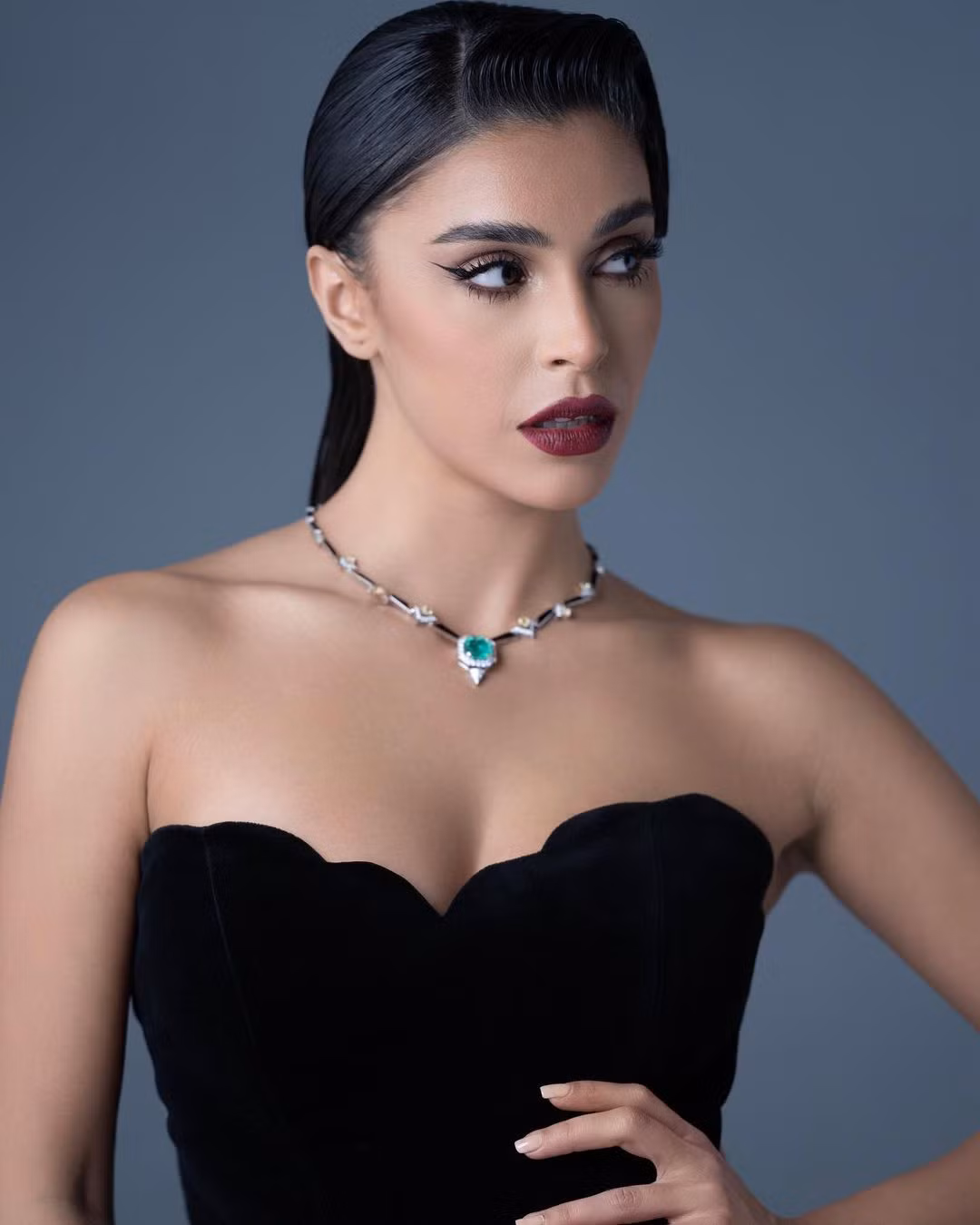 Đại diện châu Á duy nhất vào top 5 phần thi Head to Head Challenge là người đẹp Lebanon - Yasmina Zaytoun. Cô từng đăng quang danh hiệu Miss Lebanon 2022. Người đẹp 21 tuổi, cao 1,68 m, là sinh viên ngành báo chí.