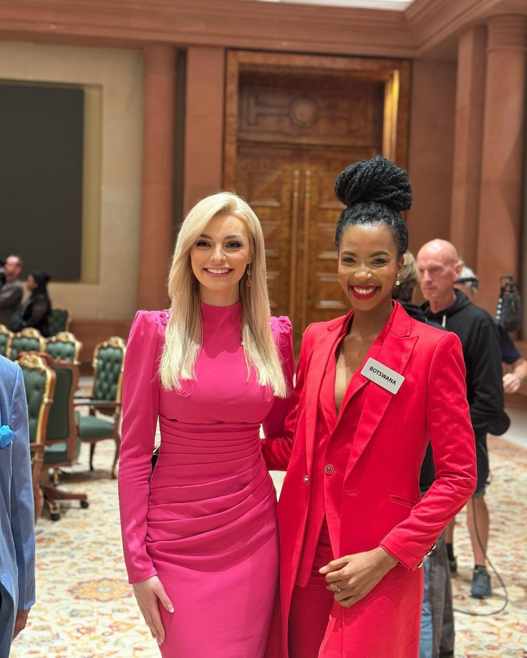 Chombo năm nay 26 tuổi, đăng quang Miss Botswana 2022 và giành quyền tham dự Hoa hậu Thế giới lần thứ 71. Người đẹp có bằng luật của Đại học Botswana và hiện là luật sư tại Tòa án tối cao Botswana. Cô đang điều hành dự án giúp đỡ trẻ em có hoàn cảnh khó khăn. Chombo thường xuyên tổ chức các chuyến đi chơi, giải trí cho trẻ em nghèo. Cô cũng cung cấp các dịch vụ kiểm tra y tế, tổ chức các hoạt động giáo dục về chơi nhạc cụ, các bài học nghệ thuật... cho trẻ em.