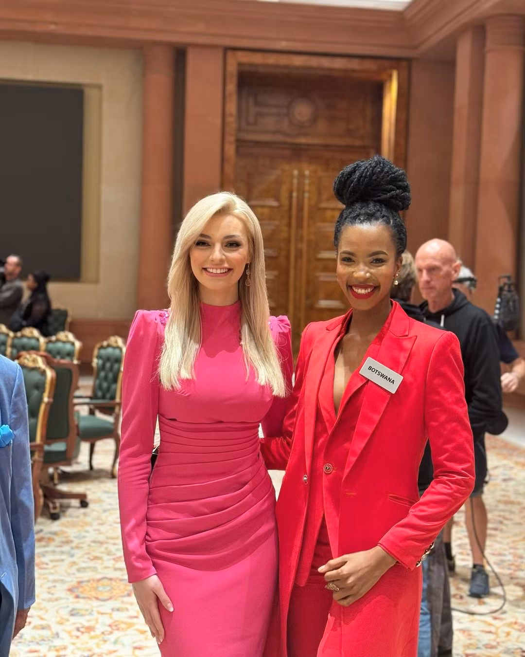 Chombo năm nay 26 tuổi, đăng quang Miss Botswana 2022 và giành quyền tham dự Hoa hậu Thế giới lần thứ 71. Người đẹp có bằng luật của Đại học Botswana và hiện là luật sư tại Tòa án tối cao Botswana. Cô đang điều hành dự án giúp đỡ trẻ em có hoàn cảnh khó khăn. Chombo thường xuyên tổ chức các chuyến đi chơi, giải trí cho trẻ em nghèo. Cô cũng cung cấp các dịch vụ kiểm tra y tế, tổ chức các hoạt động giáo dục về chơi nhạc cụ, các bài học nghệ thuật... cho trẻ em.