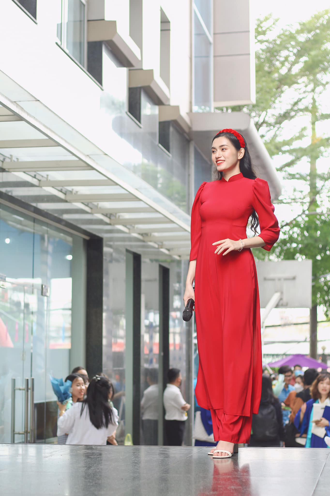 Gần ngày lên đường nhập ngũ, cô cho biết buồn vì sắp phải xa gia đình, bạn bè, người thân trong khoảng thời gian khá dài nhưng người đẹp cũng phấn khích vì việc được đứng trong hàng ngũ của Quân đội Nhân dân Việt Nam là ước nguyện của cô từ lâu.