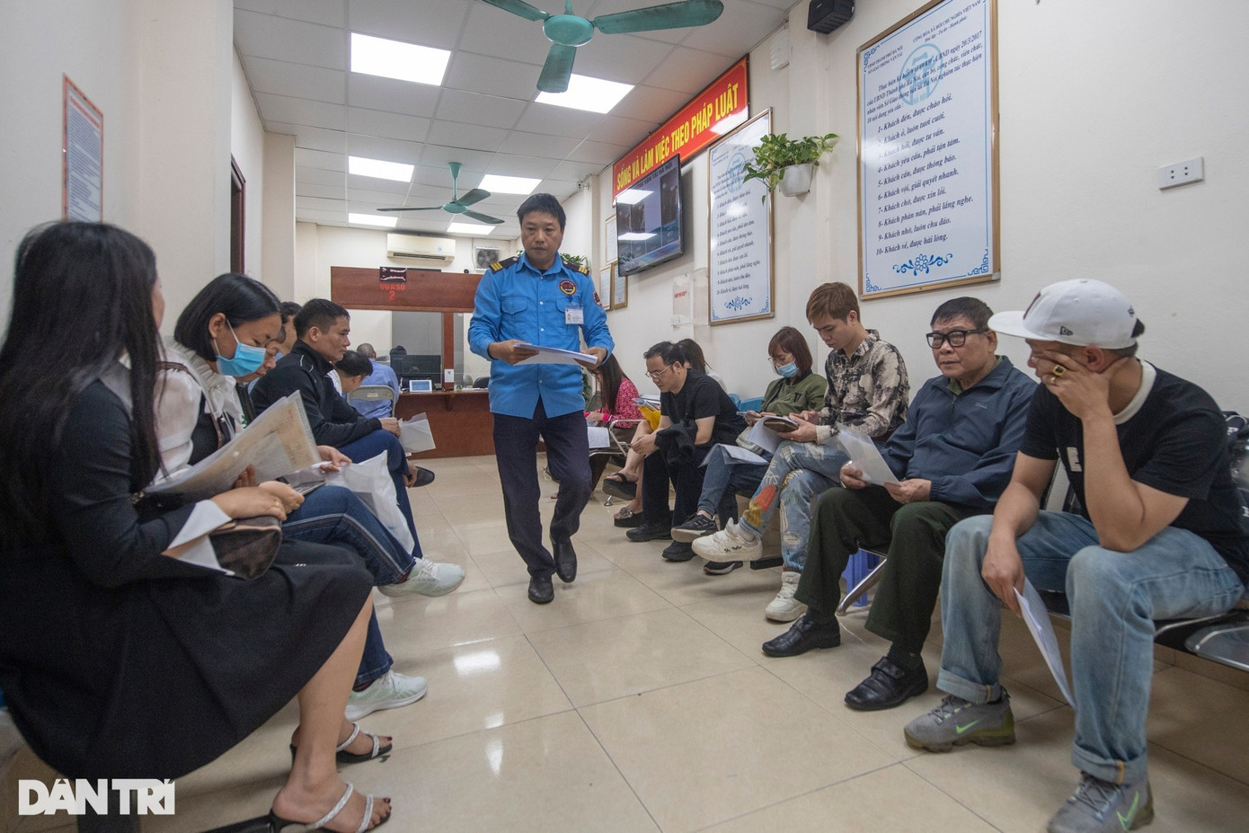 Bên trong phòng tiếp nhận hồ sơ, người dân ngồi chật kín các hàng ghế, chờ tới lượt. Các thủ tục đổi GPLX chỉ diễn ra từ 2 đến 3 phút gồm kiểm tra hồ sơ và chụp ảnh chân dung. Hồ sơ cần thiết để người dân đổi lại GPLX gồm GPLX cũ, giấy khám sức khỏe, căn cước công dân.