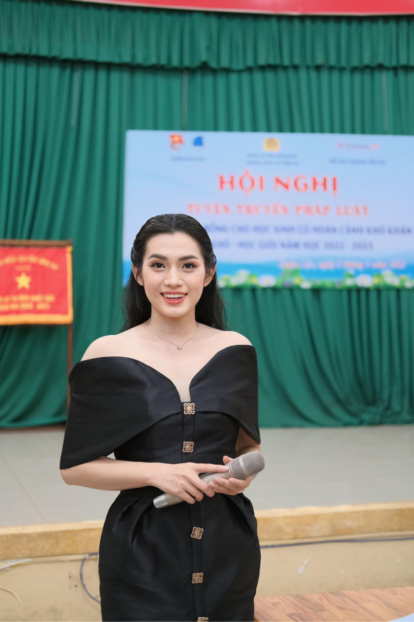 Người đẹp đang theo đuổi công việc MC. Cô thường dẫn chương trình cho các sự kiện của đại học nơi mình đang theo học.