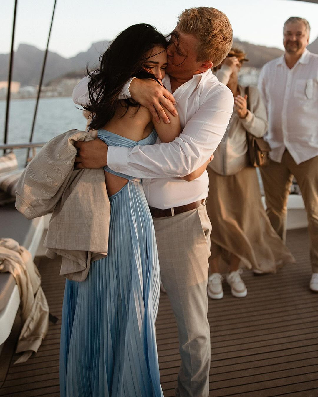 Đương kim Hoa hậu Nam Phi 2023 Natasha Joubert bất ngờ được bạn trai cầu hôn trên du thuyền.