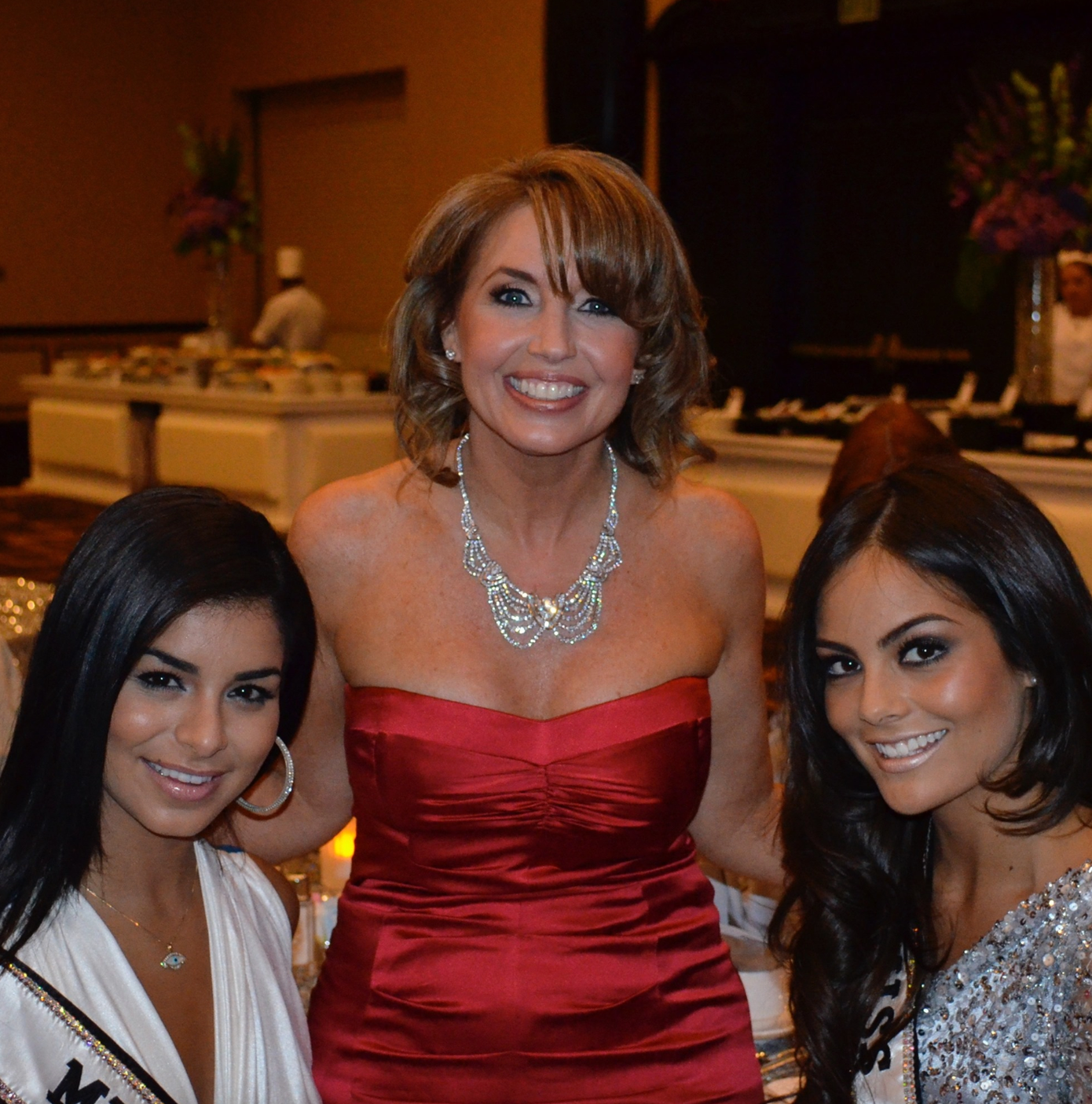 Nhiều cựu Hoa hậu Hoàn vũ lên tiếng ủng hộ bà Paula Shugart.