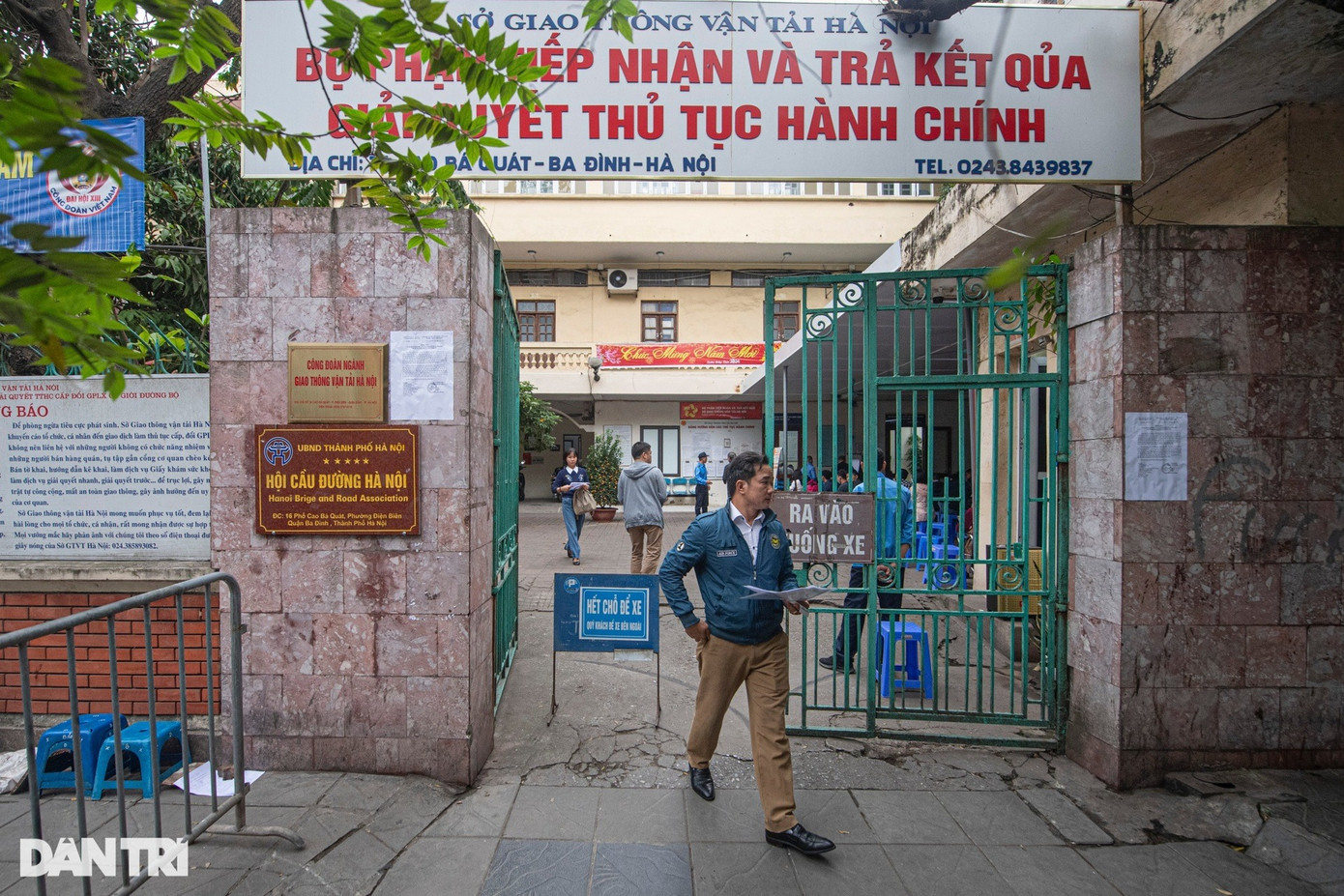 Sau kỳ nghỉ Tết Nguyên đán Giáp Thìn 2024, lượng người dân đến bộ phận một cửa của Sở Giao thông vận tải Hà Nội tại 258 Võ Chí Công (quận Tây Hồ) và 16 Cao Bá Quát (quận Ba Đình) làm thủ tục đổi giấy phép lái xe (GPLX) từ chất liệu giấy sang chất liệu nhựa tăng cao.