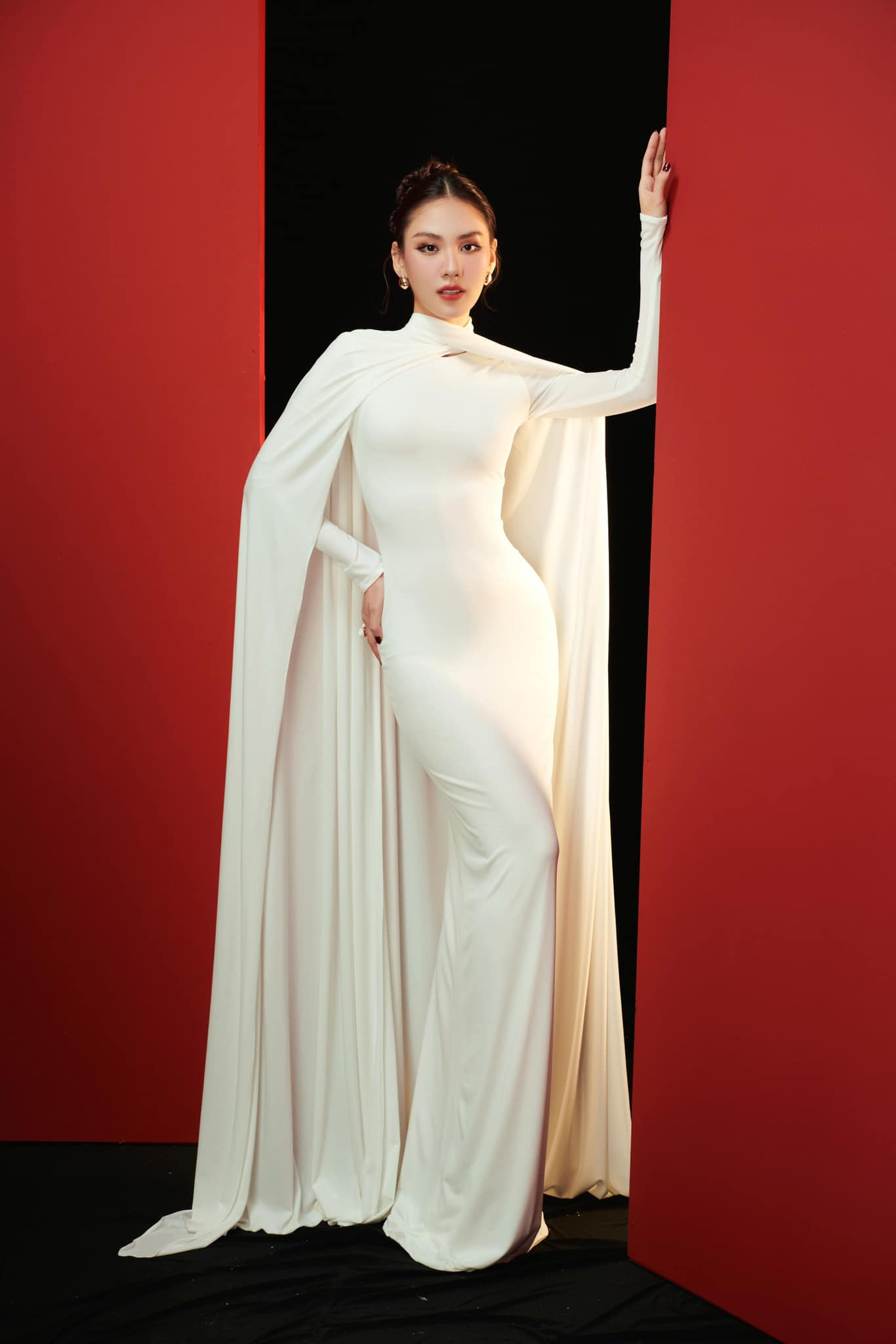 Mai Phương chụp ảnh với chủ tịch Miss World - Julia Morley sau phần thi Head to Head Challenge.