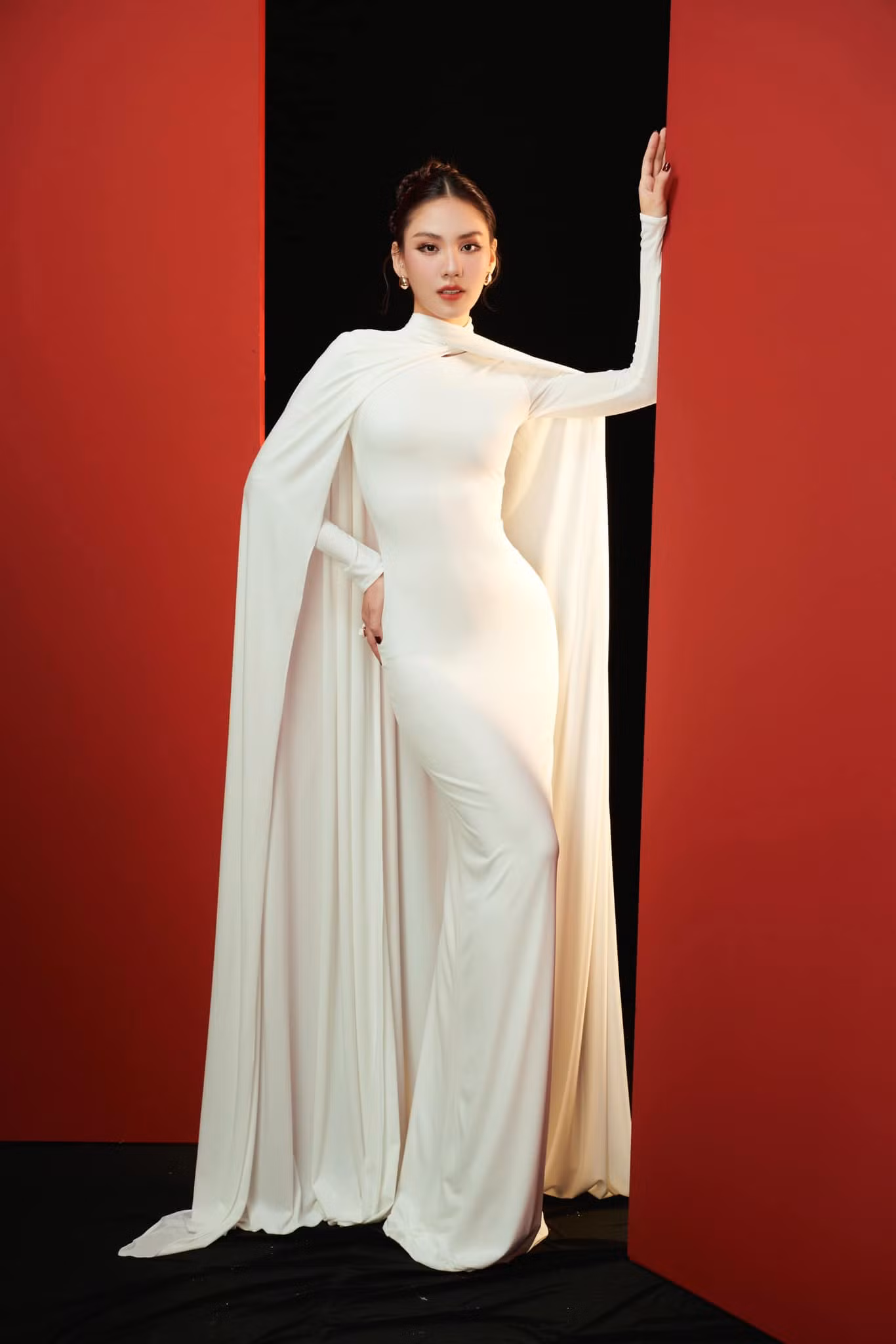 Mai Phương chụp ảnh với chủ tịch Miss World - Julia Morley sau phần thi Head to Head Challenge. Mai Phương chụp ảnh với chủ tịch Miss World - Julia Morley sau phần thi Head to Head Challenge.