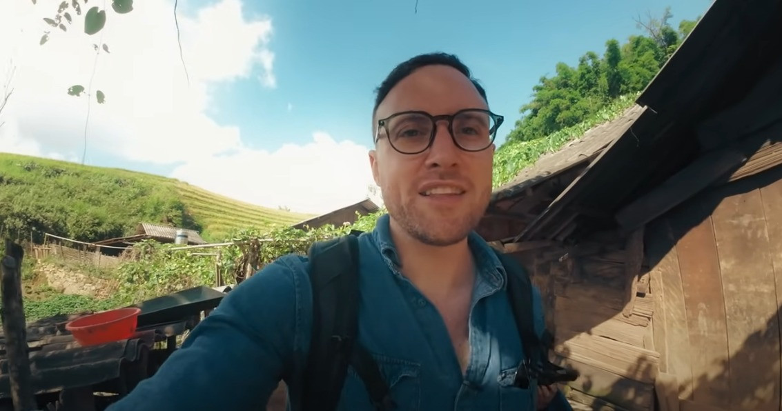 Vị khách Tây tham quan làng Màng Mủ và tìm hiểu về cuộc sống của người H'Mong nơi đây (Ảnh chụp màn hình).