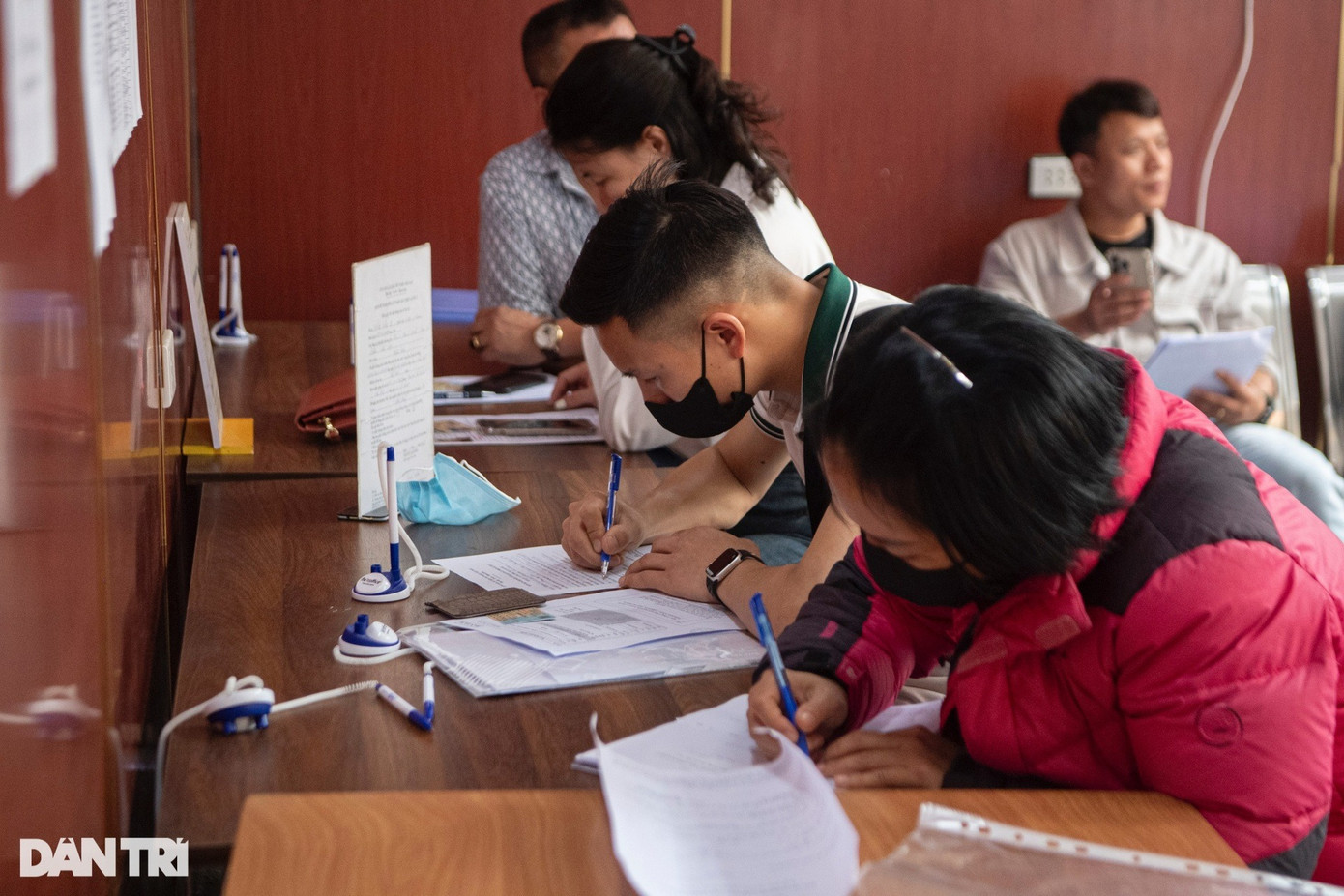 Được biết, ngoài đổi giấy phép lái xe ô tô, xe máy cũ chất liệu bằng giấy sang nhựa, nhiều người còn đi đổi GPLX sắp hết hạn để có thể tích hợp vào tài khoản định danh mức độ 2 (VNeID). Anh Vũ Đức Hùng (29 tuổi, trú Thạch Thất, Hà Nội) cho biết, sáng nay anh đi đổi GPLX ô tô được cấp tại Nhật Bản sang Việt Nam. Để thực hiện việc đổi GPLX, anh Hùng phải xin xác nhận tại Cục Lãnh sự Bộ Ngoại giao và khám sức khỏe, các thủ tục diễn ra trong khoảng 5 ngày.