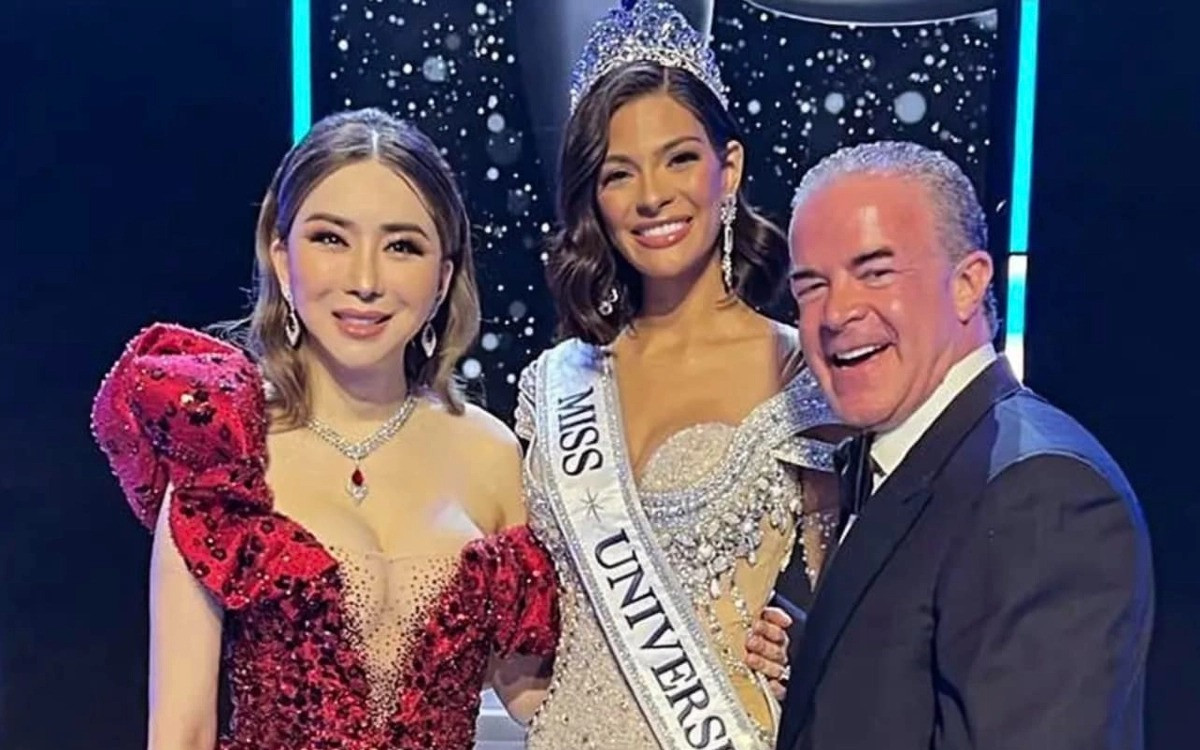 Cú bắt tay của bà Anne và ông Raul Rocha gây ra nhiều hoang mang.