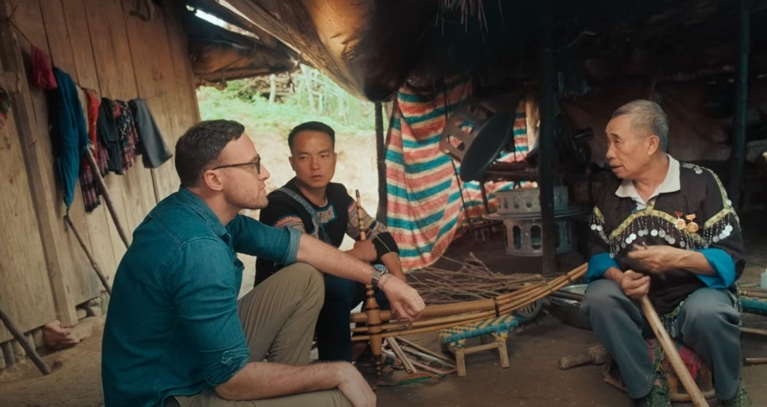 Vị khách Tây tham quan làng Màng Mủ và tìm hiểu về cuộc sống của người H'Mong nơi đây (Ảnh chụp màn hình).