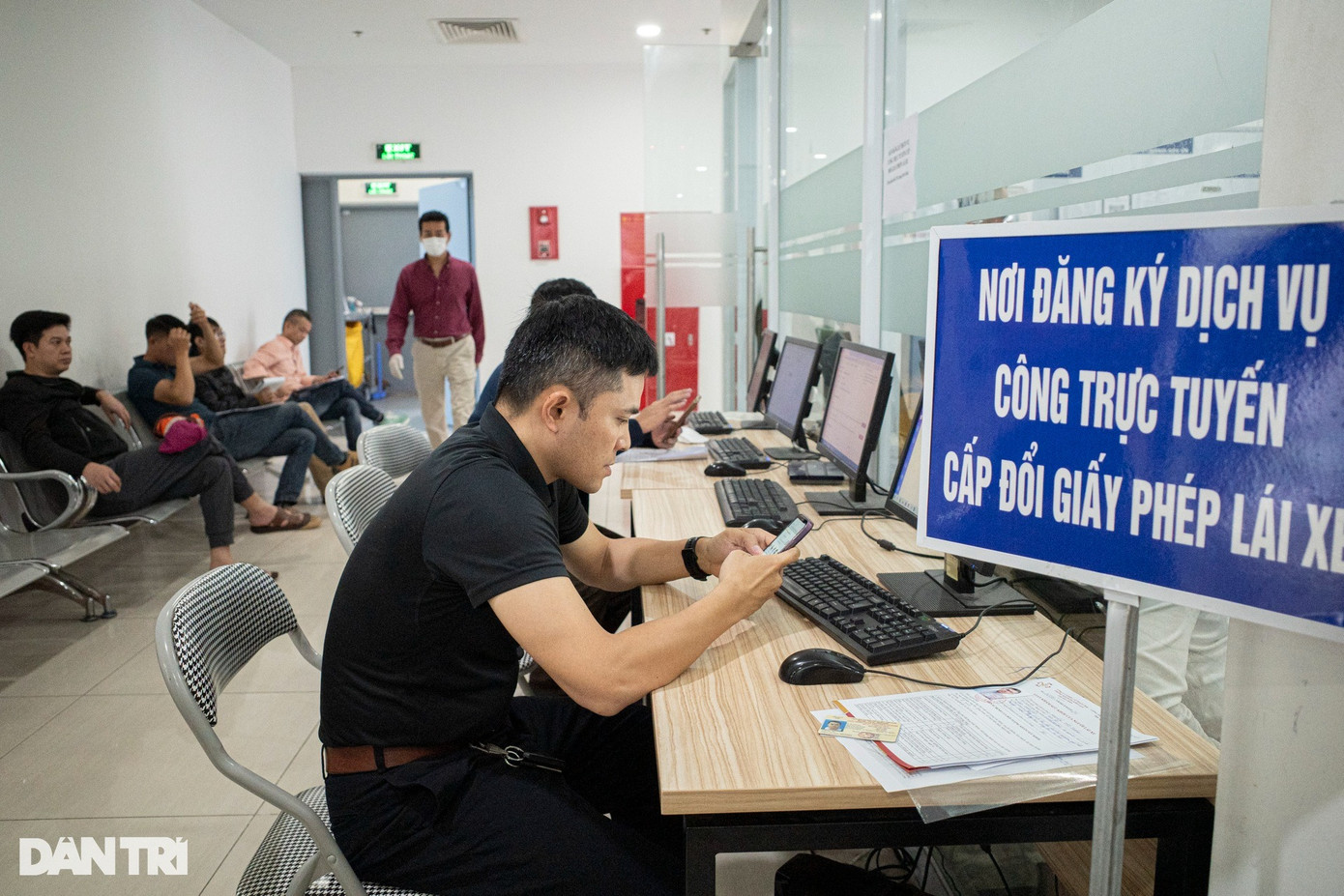 Người dân ngồi chật kín các bàn làm thủ tục đổi GPLX tại số 258 Võ Chí Công trong sáng 21/2. Để đáp ứng được nhu cầu của người dân, Sở Giao thông vận tải Hà Nội đã bố trí thêm máy móc, trang thiết bị và tăng cường cán bộ để tiếp nhận hồ sơ. Trong trường hợp số lượng, nhu cầu giải quyết trong ngày vượt quá năng lực phục vụ, cán bộ Sở GTVT sẽ hướng dẫn người dân lấy số thứ tự và đặt lịch hẹn giải quyết vào những ngày sau.