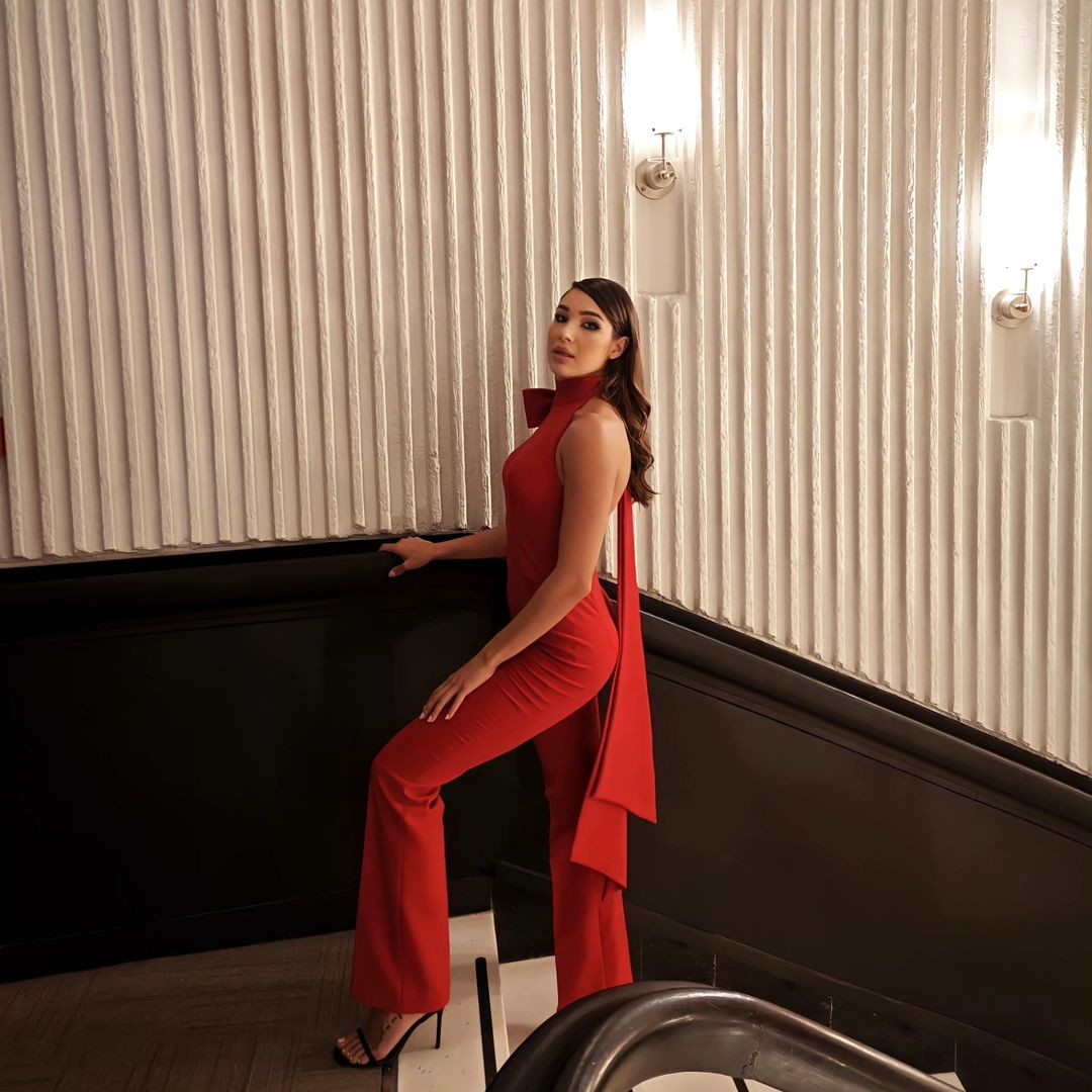 Cô cũng đang điều hành dự án giúp đỡ những người khuyết tật về thể chất và tinh thần.