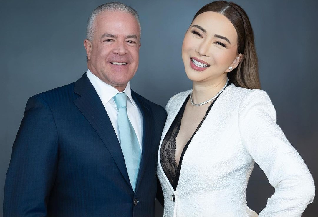 Cú bắt tay của bà Anne và ông Raul Rocha gây ra nhiều hoang mang.