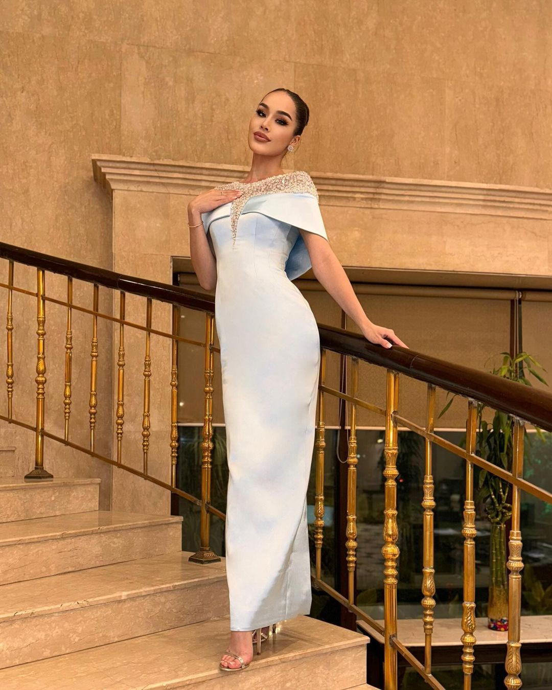 Tharina Botes có lịch sử thi sắc đẹp dày đặc. Cô từng đại diện Nam Phi tham dự cuộc thi Hoa hậu Quốc tế 2016. Người đẹp sau đó tiếp tục thi Hoa hậu Nam Phi 2018 và vào Top 12 chung cuộc. Trở về Thái Lan, Tharina Botes tham dự Miss Grand Phuket 2019 và vào top 10. Năm 2021, cô tham dự Hoa hậu Hoàn vũ Thái Lan và giành ngôi Á hậu 1.