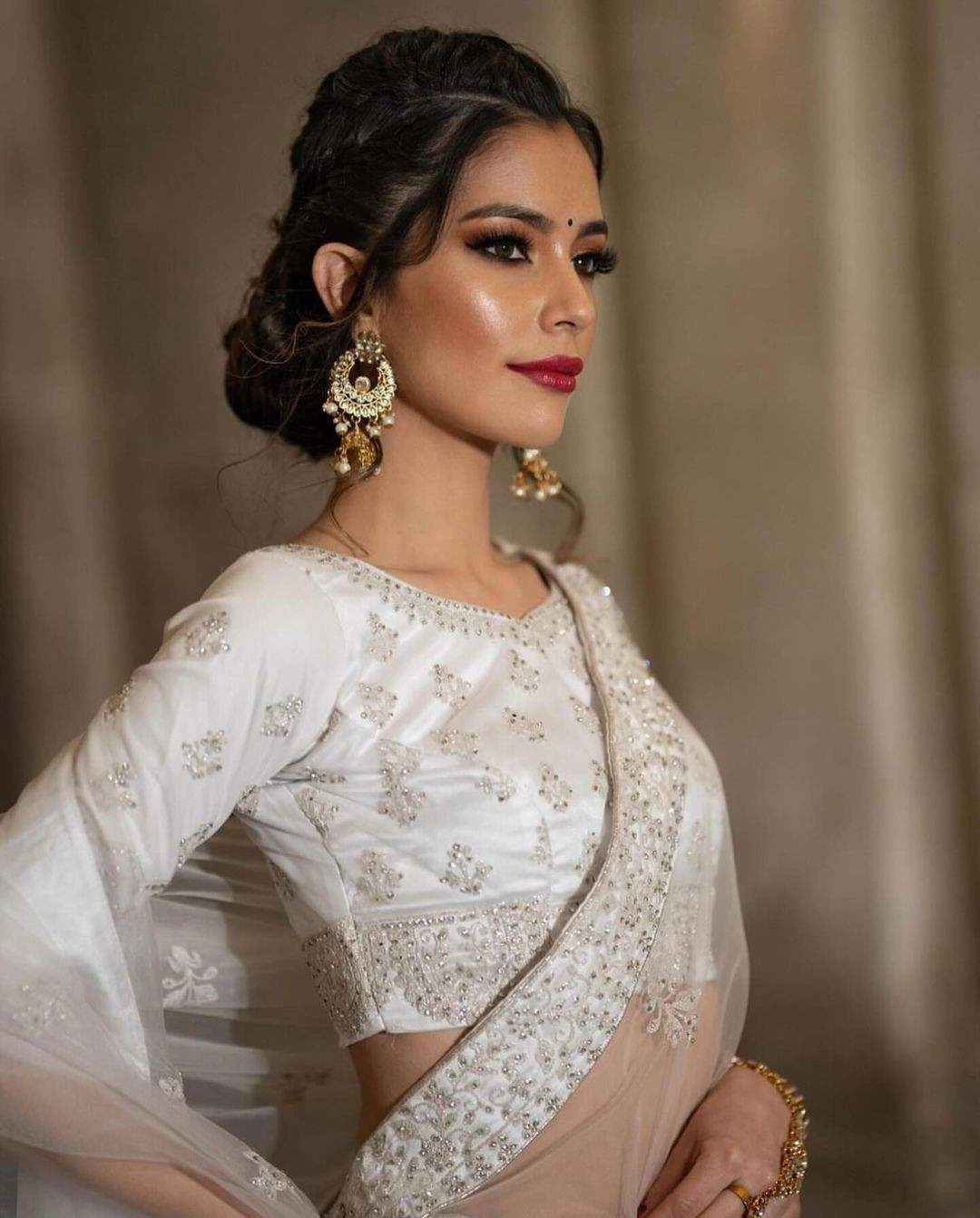 Đại diện Colombia - Camila Pinzon đang được đánh giá là ứng viên sáng giá cho ngôi vị Hoa hậu Thế giới 2024 vì có profile ấn tượng và thành tích ngoại giao đáng nể. Camila Pinzon năm nay 27 tuổi, cao 1,73 m. Người đẹp đã tốt nghiệp Đại học Sorbonne ở Paris và cũng học tại Đại học Cambridge ở Anh.