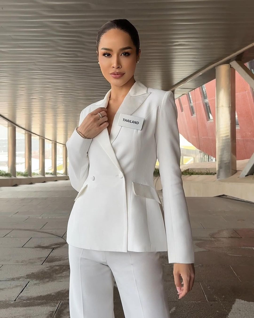 Đại diện Thái Lan - Tharina Botes là ứng viên gây chú ý ở khu vực châu Á. Tharina Botes năm nay 27 tuổi, là người mẫu, lai hai dòng máu Thái Lan - Nam Phi. Người đẹp được đánh giá cao với vẻ đẹp hiện đại, sắc sảo và kỹ năng tiếng Anh trôi chảy.