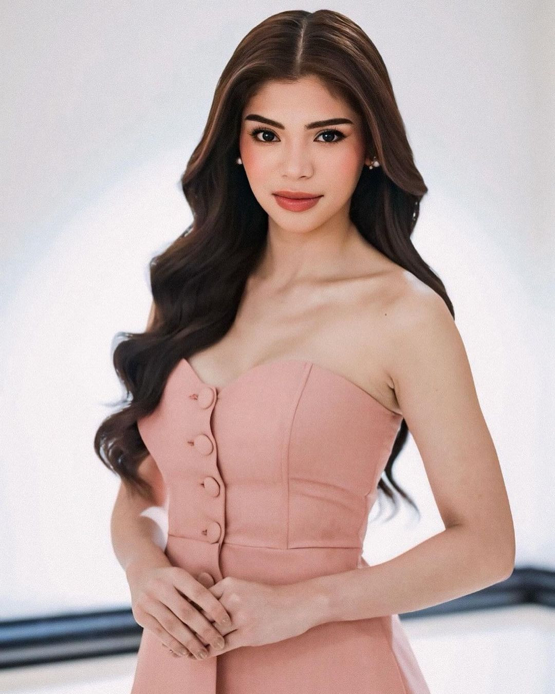 Đại diện Philippines - Gwen Fourniol năm nay 23 tuổi, cao 1,73 m, là người đẹp lai, có cha là người Pháp, mẹ là người Philippines. Cô từng theo học chuyên ngành kinh tế của Đại học Oxford Brooks (London, Anh). Ngoài ngôn ngữ bản địa, cô có thể giao tiếp thành thạo bằng tiếng Anh và tiếng Pháp.