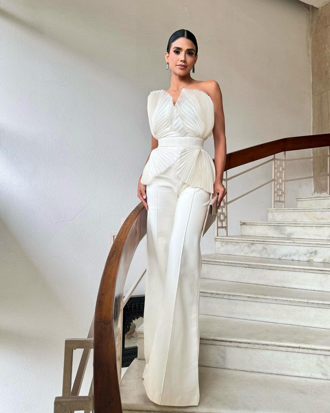 Lucia Arellano năm nay 28 tuổi, cao 1,7 m. Cô là doanh nhân, nhà hoạt động xã hội và cũng là người mẫu. Người đẹp yêu thích thể thao, chơi bóng chuyền từ khi còn rất nhỏ. Không phải là gương mặt mới với các cuộc thi sắc đẹp, Lucia từng giành ngôi Á hậu 2 tại Hoa hậu Peru 2022.