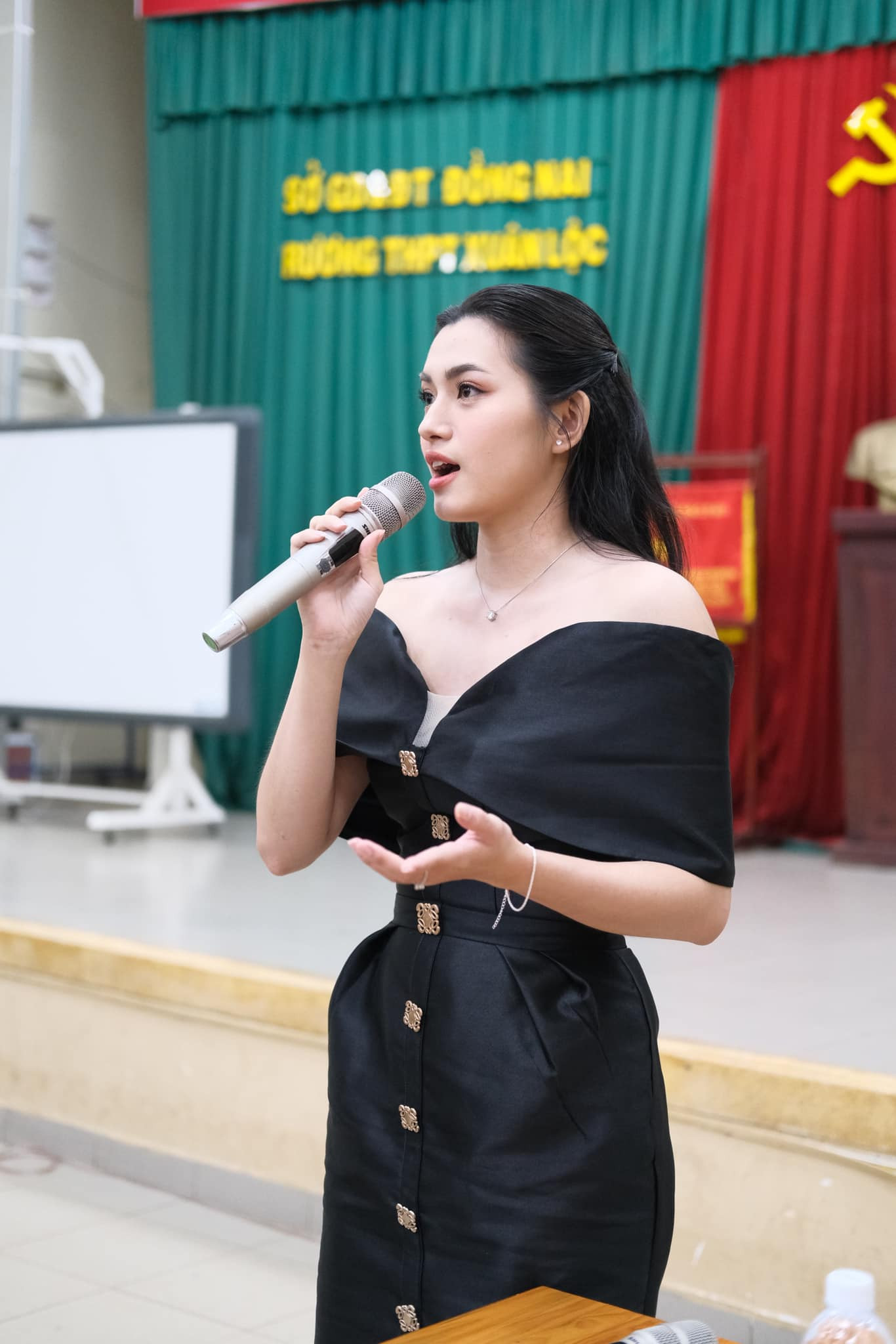 Người đẹp đang theo đuổi công việc MC. Cô thường dẫn chương trình cho các sự kiện của đại học nơi mình đang theo học.