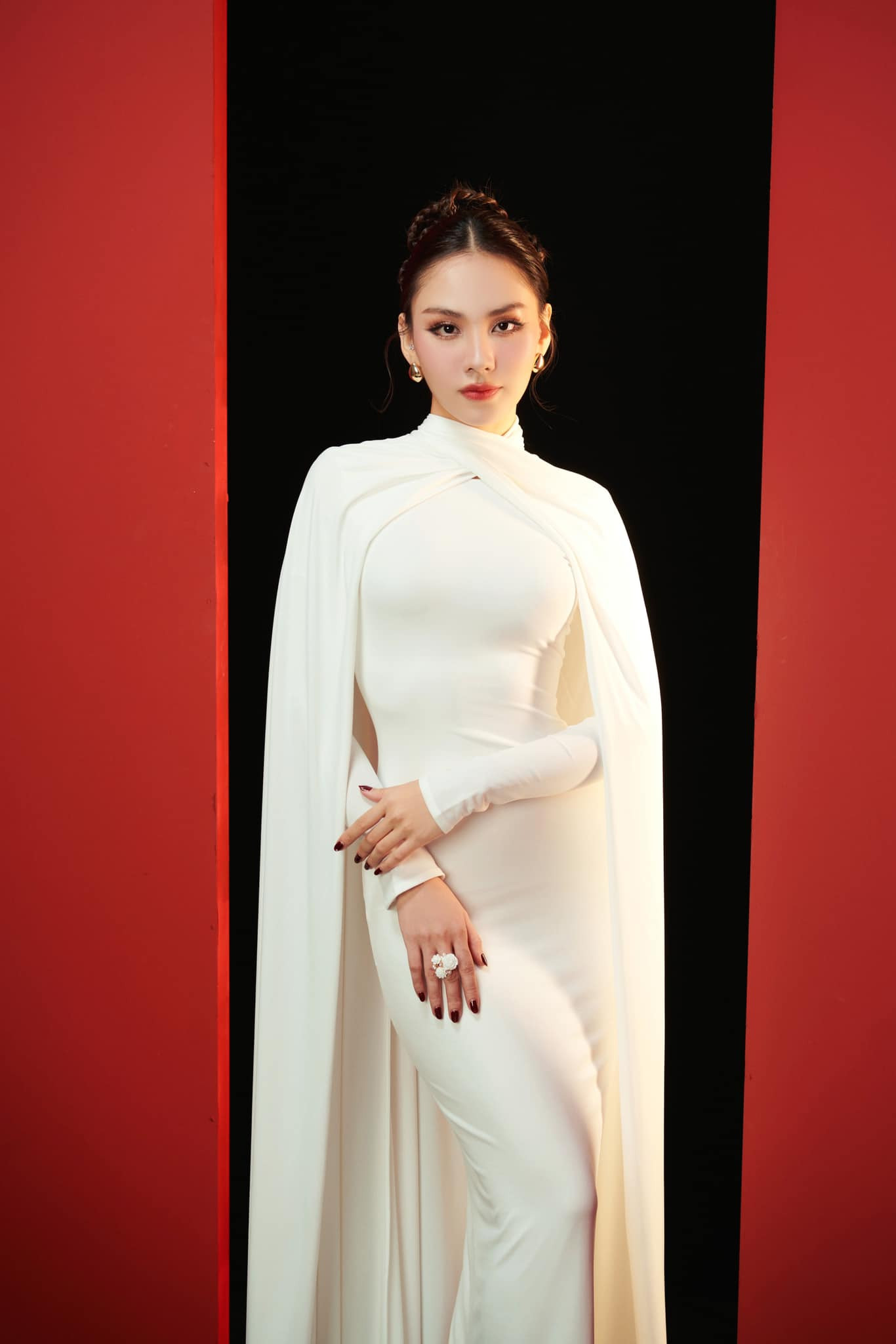 Mai Phương chụp ảnh với chủ tịch Miss World - Julia Morley sau phần thi Head to Head Challenge.