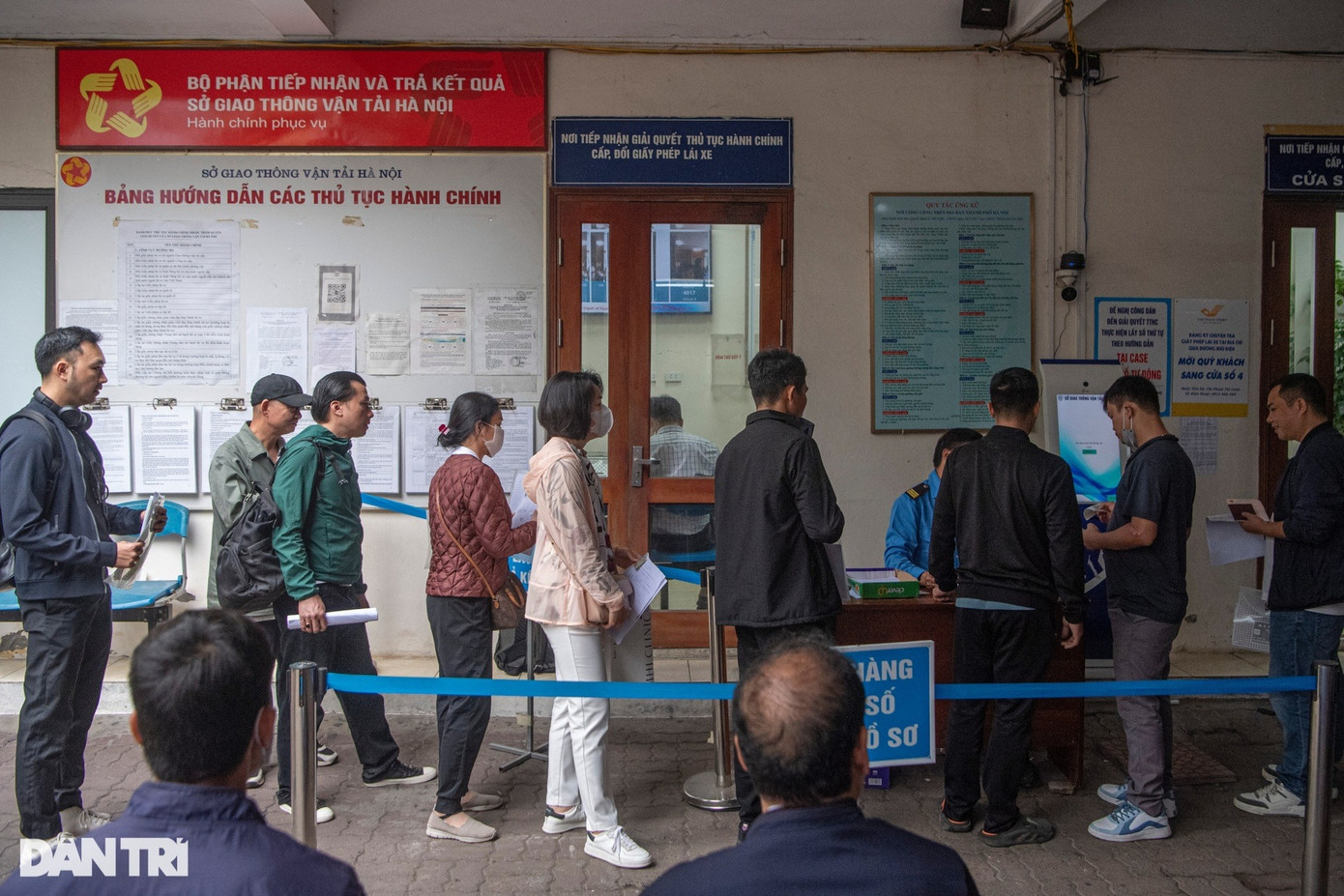 Anh Vũ Thái Hiên, nhân viên bảo vệ tại số 16 Cao Bá Quát cho biết, sau kỳ nghỉ Tết Nguyên đán, lượng người đến đổi GPLX tăng cao. Theo anh Hiên, mỗi ngày tại đây có thể giải quyết được 150-200 hồ sơ đổi GPLX nhưng gần một tuần qua lượng người đến làm thủ tục này tăng cao, dẫn đến việc người dân phải xếp hàng lấy số, chờ đến lượt gọi tên.